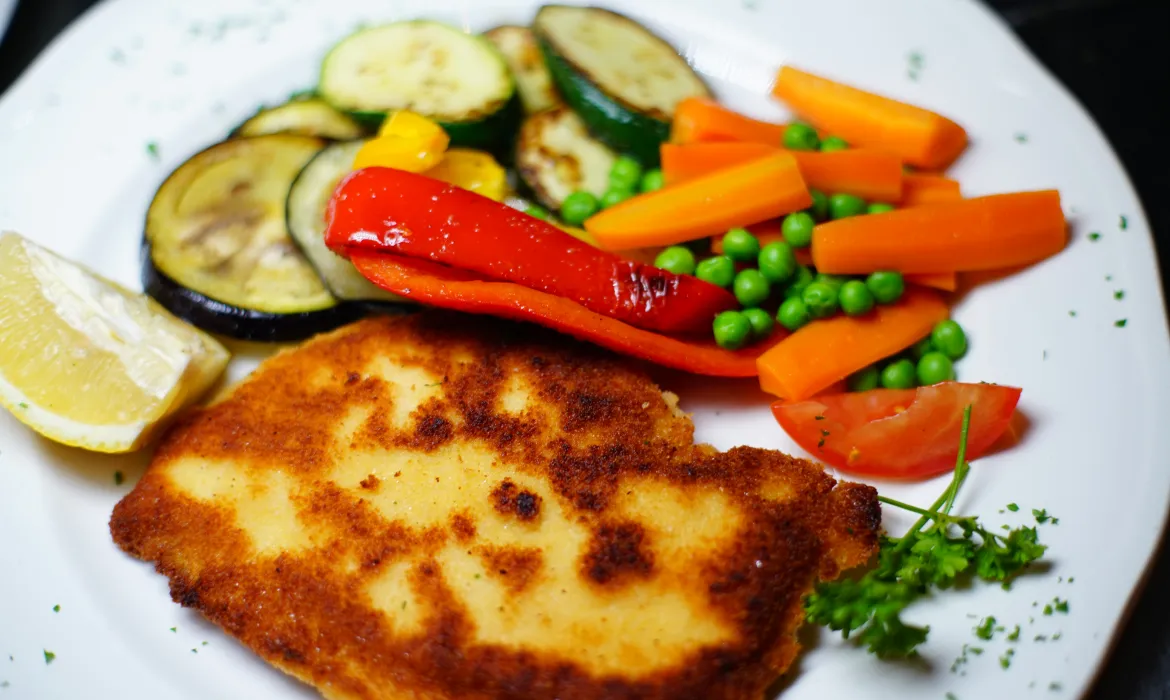 Schnitzel paniert mit Gemüse