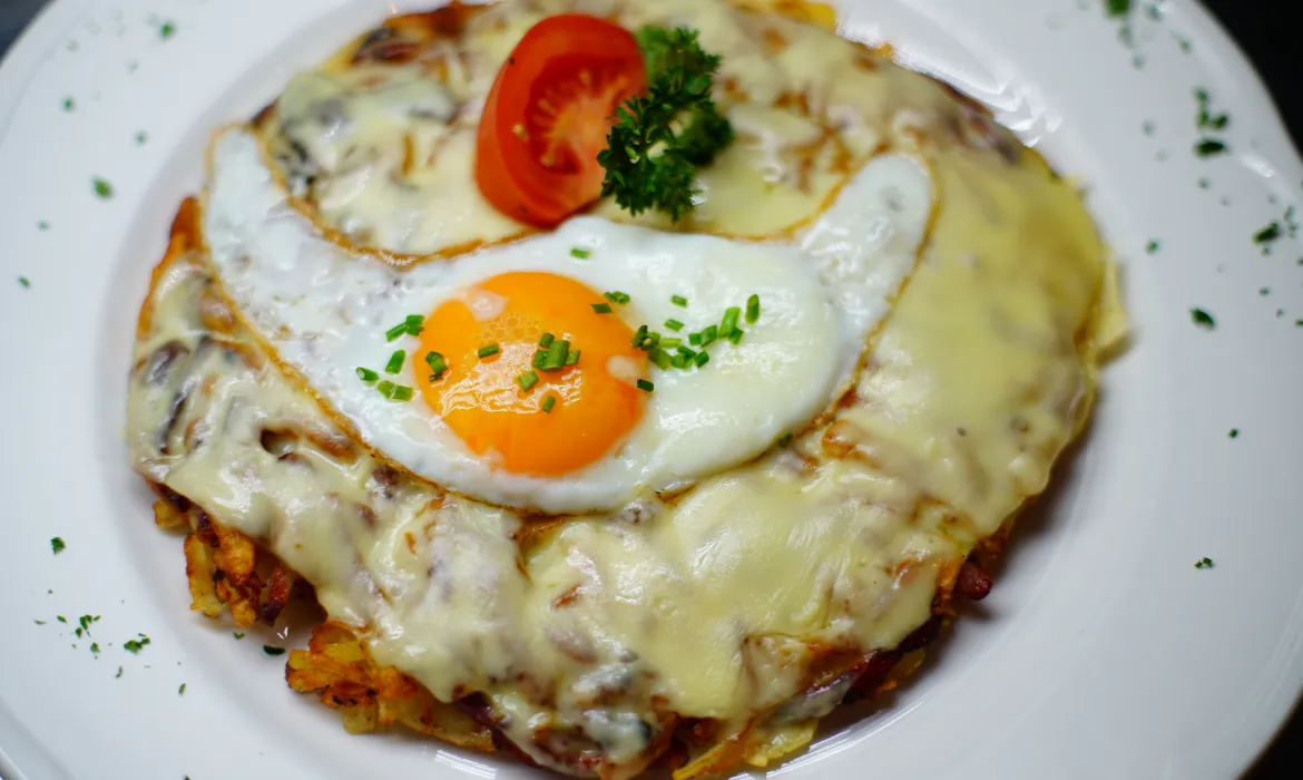 Rösti mit Käse und Spiegelei