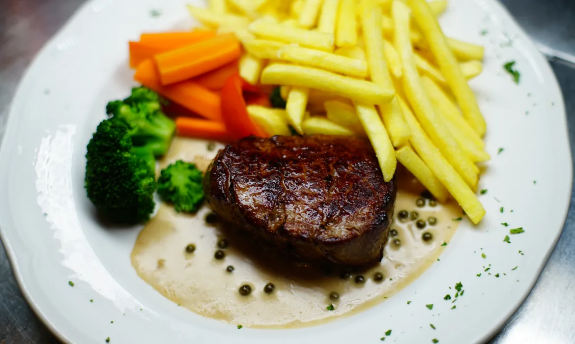 Schweinfilet mit Pommes und Gemüse