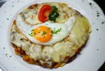 Rösti mit Käse und Spiegelei