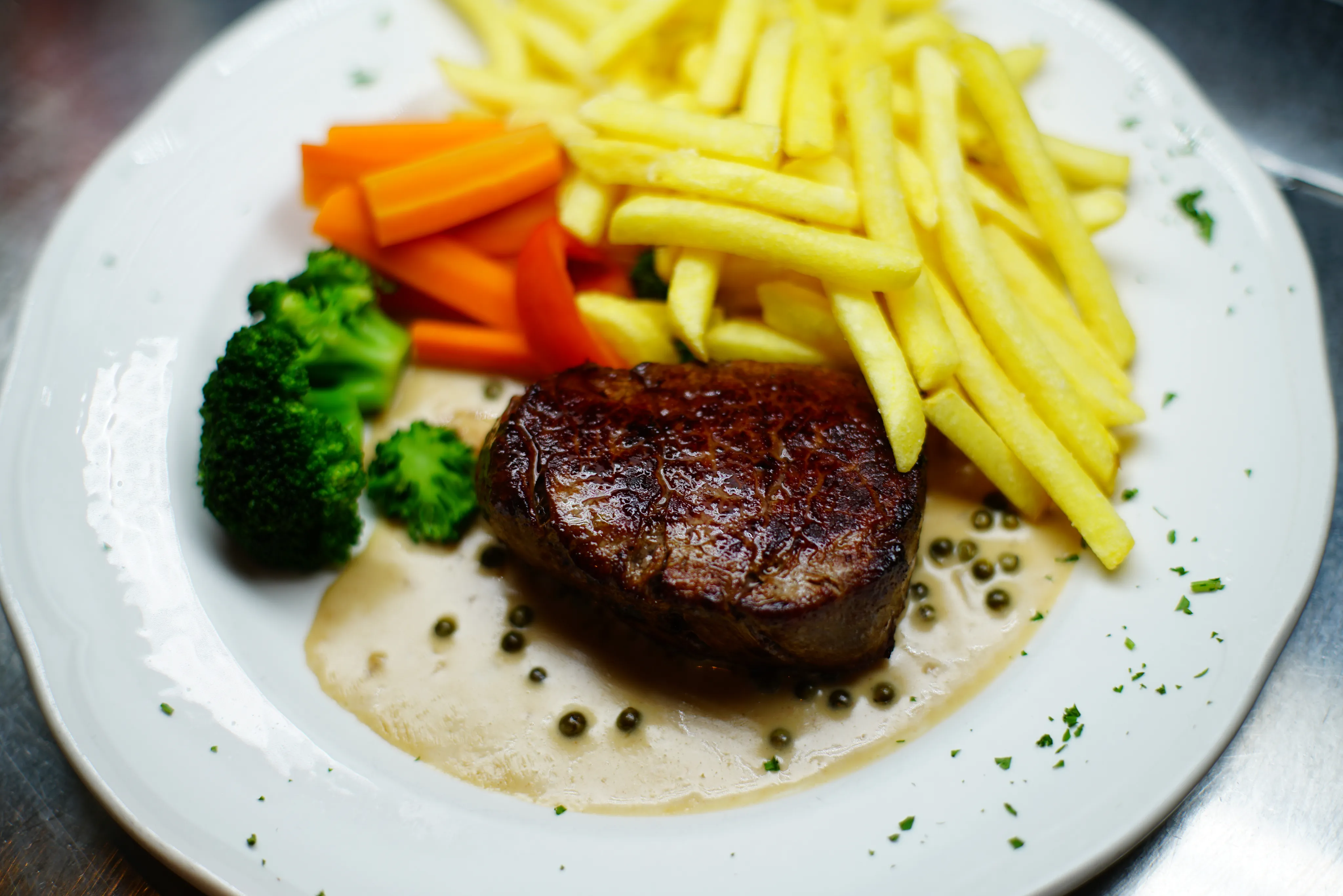 Schweinfilet mit Gemüse und Pommes