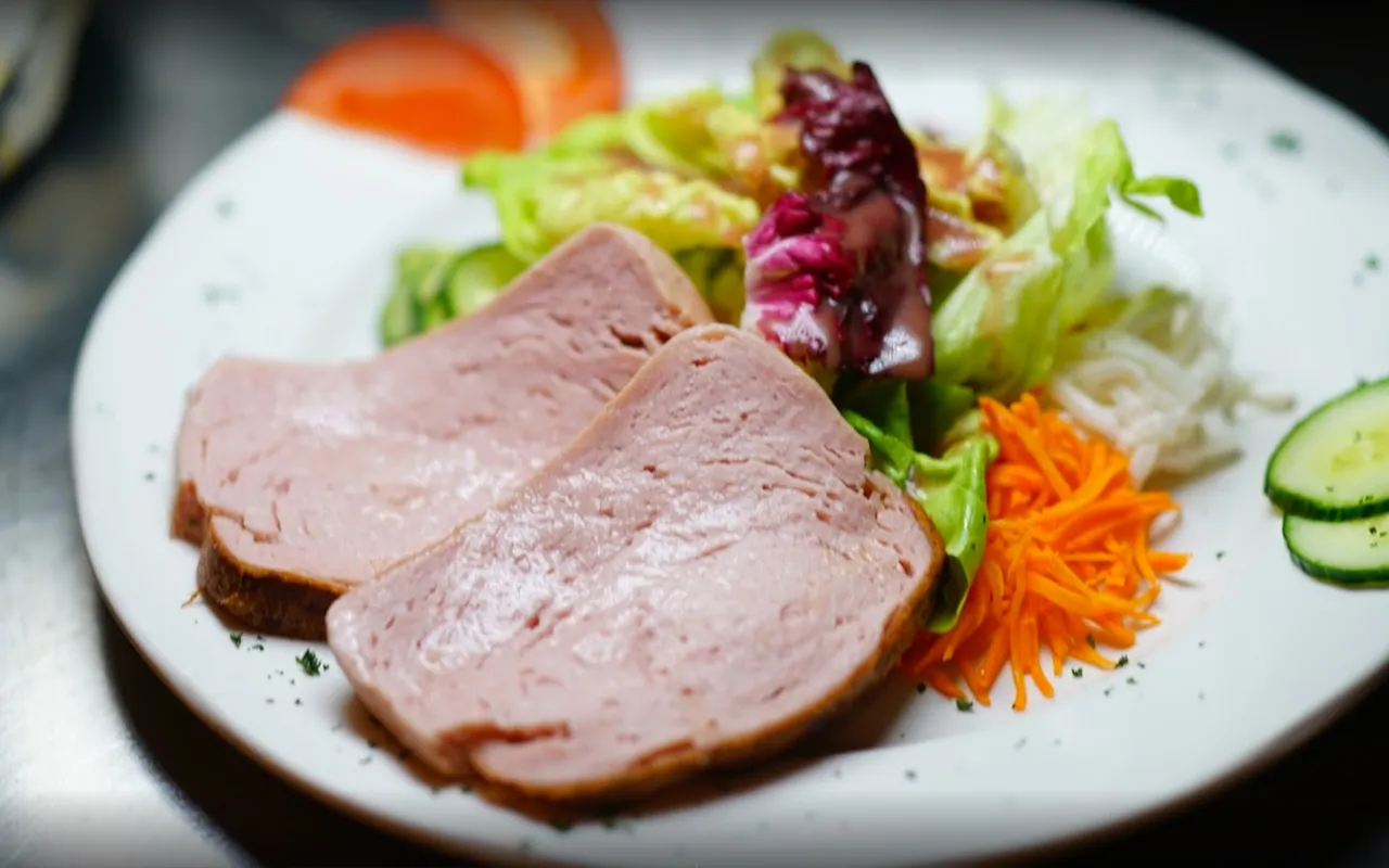 Schweinemedaillons mit Salat